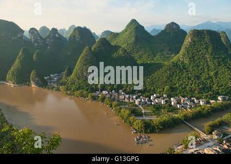 Li-Fluss und Blick auf die Berge von Laozhai Shan Berg, Xingping, autonome Region Guangxi, China Stockfoto