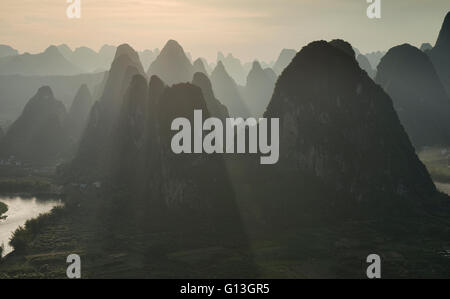 Spektakulären Blick auf die Berge von Laozhai Shan Berg, Xingping, autonome Region Guangxi, China Stockfoto