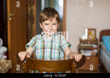 Porträt eines kleinen Jungen in seinem Zimmer. Stockfoto