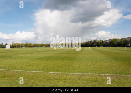 Cricket-Match am Imperial College Harlington Sportplatz, Sipson Lane, Harlington, Greater London, England-Großbritannien Stockfoto