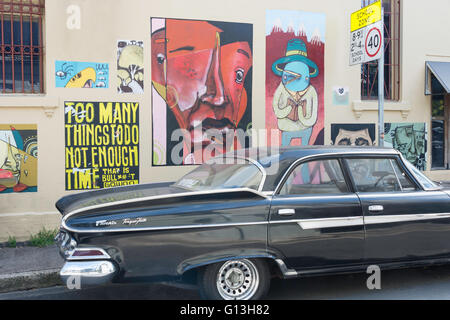 Wand-Wandbilder und Oldtimer auf Goddard Street, Newtown, Sydney, New South Wales, Australien Stockfoto