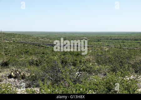 Ein Bahngleis verläuft durch die Unterkante des Edwards Plateau in der Nähe von Del Rio, Texas. Stockfoto