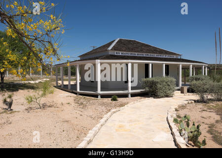 Judge Roy Bean Opernhaus. Es war Residenz, nachdem er das Jersey Lilly gebaut hatte vor dem Opernhaus steht. Stockfoto