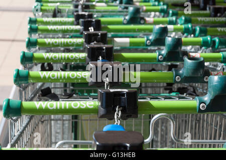 Waitrose-Supermarkt einkaufen Trolleys, zwei Flüsse Shopping Centre, Staines-upon-Thames, Surrey, England, Vereinigtes Königreich Stockfoto