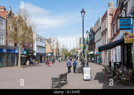 High Street, eine Fußgängerzone Staines-upon-Thames, Surrey, England, Vereinigtes Königreich Stockfoto