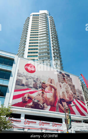 Coca Cola Plakat und Hochhaus-Wohnungen, Darlinghurst Road, Kings Cross, Sydney, New South Wales, Australien Stockfoto