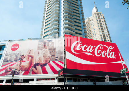 Coca Cola Billboards und Hochhauswohnungen, Darlinghurst Road, Kings Cross, Sydney, New South Wales, Australien Stockfoto