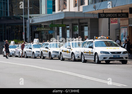 Reihe von Taxis außerhalb Tea Gardens Hotel, Bronte Straße, Bondi Junction, Sydney, New South Wales, Australien Stockfoto