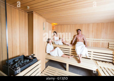 Menschen auf der Bank in der Sauna entspannen Stockfoto