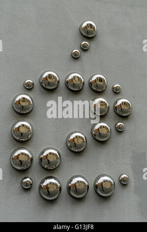 Metall-Kugeln an der Wand mit Reflexion der Kathedrale von Leon, Castilla y Leon, Spanien. Stockfoto