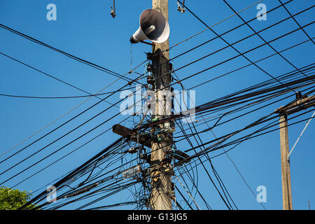 Störende elektrische Kabel in Chiang Mai, Thailand Stockfoto