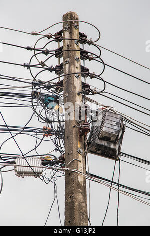 Störende elektrische Kabel in Chiang Mai, Thailand Stockfoto