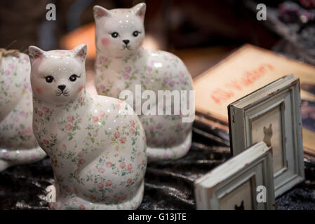 Keramik Blumen Katze Zahlen Zahlen in The National Pet Show bei der Excel Center 7. Mai 2016 in London, Vereinigtes Königreich. Stockfoto