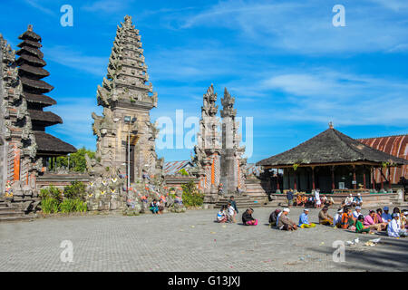 Gläubigen im Tempel Pura Ulun Danu Batur, Bali, Indonesien Stockfoto