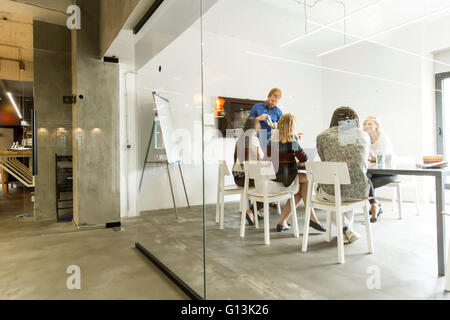 Gruppe von Jugendlichen workin im modernen Büro Stockfoto