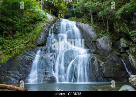 Buntes Bild ist der Glen Moss Wasserfälle entlang RT 100 in Granville, Addison County, VT, USA Stockfoto