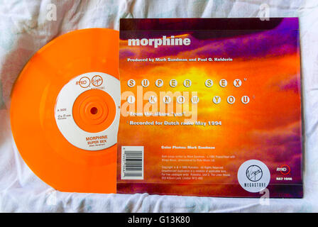 Altes Vinyl-Plattendesign in Regalen. 1970er Jahre Rock Music Disco, Orange Stockfoto