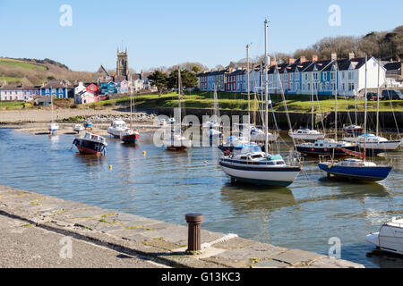 Blick entlang Afon Aeron Flussmündung zur Kirche mit Boote vertäut im Hafen auf einer Flut in Küstenstadt. Aberaeron Wales Stockfoto