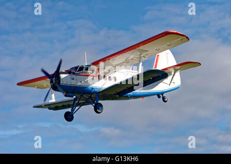 Antonov AN-2, HA-MKF, am Finale in Yeovilton Royal Naval Air Station in Somerset am RNAS Yeovilton Air, Somerset, 2005. Stockfoto