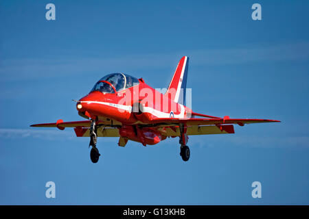 Eine rote Pfeile Aerobatic Team BAE Systeme Hawk T1 auf Finale Landung auf der Royal Naval Air Station Yeovilton Air Tag, Somerset, UK. Stockfoto