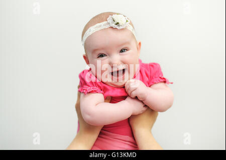 Mutter hält eine Tochter in die Arme Stockfoto