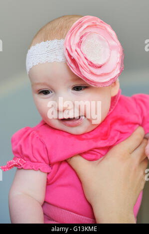 Mutter hält eine Tochter in die Arme Stockfoto