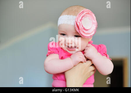 Mutter hält eine Tochter in die Arme Stockfoto