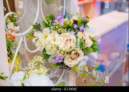 Hochzeitsdekoration von Blumen für die Zeremonie im restaurant Stockfoto