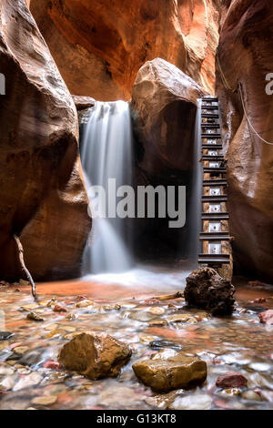 Langzeitbelichtung Wasserfall und Leiter im Kanarra Creek Canyon Stockfoto