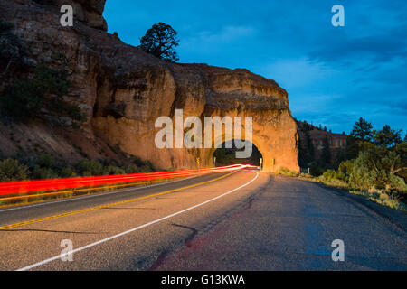 Lichter der Autos auf der Durchreise Red Canyon Tunnel auf scenic Byway 12 Stockfoto