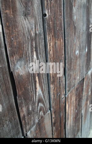 Nahaufnahme der alten Vintage verwitterte geplankte Holz Wand. Flache Schärfentiefe. Könnte leicht in jedem Design verwendet werden. Stockfoto
