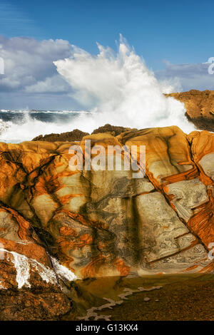 Tosende Wellen und hohe Brandung Pfund die Sandsteinfelsen von Point Lobos State Natural Reserve im kalifornischen Big Sur Küste. Stockfoto