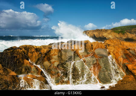 Tosende Wellen und hohe Brandung Pfund die Sandsteinfelsen von Point Lobos State Natural Reserve im kalifornischen Big Sur Küste. Stockfoto