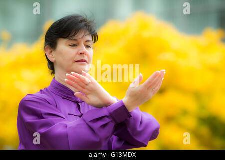 Frau, die Durchführung von Tai Chi Stockfoto