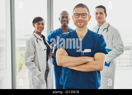 Arzt führt ein medizinisches Team im Krankenhaus, multirassische Chirurg und Arzt Stockfoto