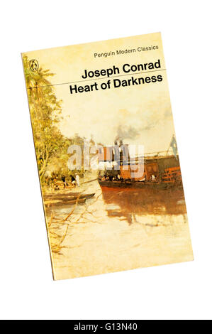 Penguin Modern Classic Edition von Herz der Finsternis von Joseph Conrad. Cover zeigt Details von The Steamer Stanley von F Hühnern. Stockfoto