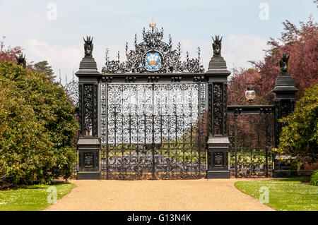 Die Norwich Gates am Eingang zum Sandringham House.  Innerhalb der Erde aus gesehen. Stockfoto