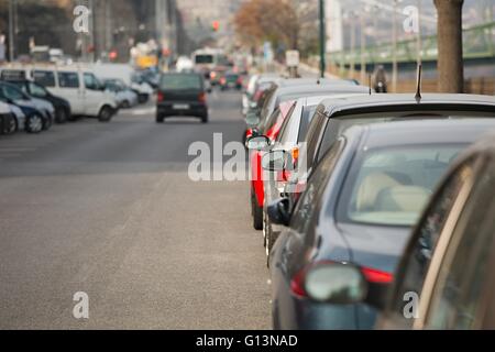 Autos parken in Folge Stockfoto