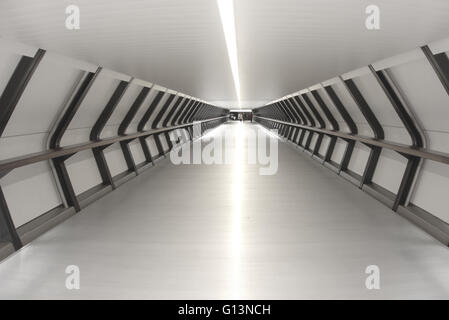 Adams Plaza Brücke tunnel Fußgängerbrücke verbindet die Crossrail Place Complex mit einem Canada Square, Canary Wharf, London Stockfoto