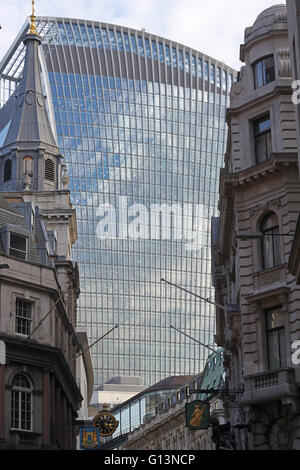 Stadt im Wandel - eine Gegenüberstellung von alten und neuen (20 Fenchurch Street) Architektur in Londons Zentrum. Stockfoto