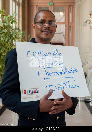 Paris, Frankreich, AIDS NGO ADJUTANTEN, französischer Mann mit Protestschildern gegen Diskriminierung, dem Internationalen Tag gegen Homophobie, IDAHOT, (Daniel) "Gemeinsam gegen Homophobie" Stockfoto