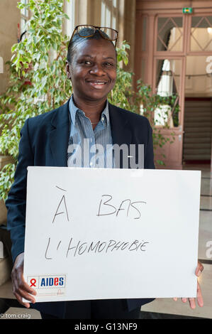 Paris, Frankreich, AIDS NGO ADJUTANTEN, französischer Mann mit Protestschildern gegen Diskriminierung, dem Internationalen Tag gegen Homophobie, 'Down mit Homophobie" IDAHOT Stockfoto