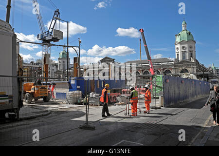 Ansicht der Arbeiter auf der Baustelle der Cross Rail Farringdon Station von der Charterhouse Street in Smithfield Market Area in London, Großbritannien 2016 KATHY DEWITT Stockfoto