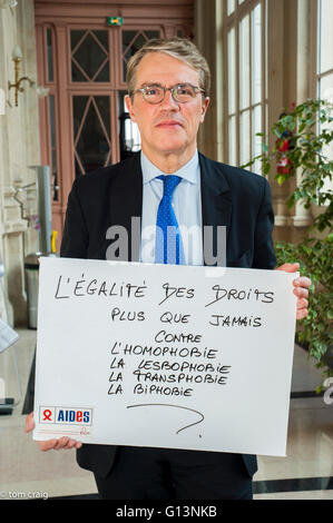 Paris, Frankreich, AIDS-NGO-HELFER, französischer Politiker, man Holding Protestunterzeichen gegen Diskriminierung, Internationaler Tag gegen Homophobie, bei Mairie du 3e, „Patrick Bloche“ lgbt gegen Homophobie Stockfoto