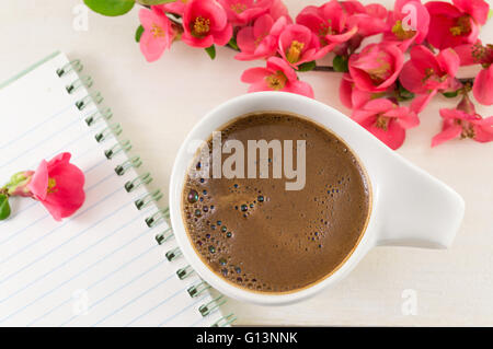 Japanische rose Blumen und eine Tasse Kaffee Stockfoto