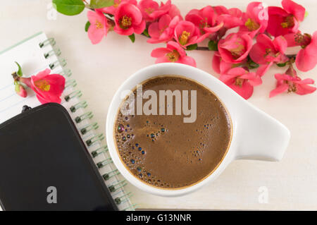 Japanische rose Blumen und eine Tasse Kaffee Stockfoto