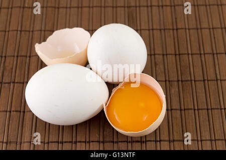 Frischen Eiern mit einem Defekt einer Stockfoto