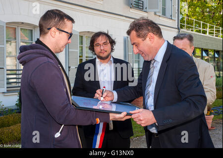 Sevran, Frankreich, AIDS-NGO-HELFER, Gruppe französischer Politiker, Mann, der Protestzeichen gegen Diskriminierung schreibt, internationaler Tag gegen Homophobie, bei Mairie du Sevran, AIDS-Sensibilisierungskampagne frankreich Stockfoto