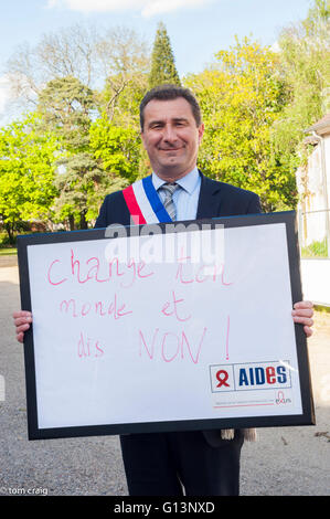 Aulnay-sous-Bois, Frankreich, AIDS NGO ADJUTANTEN, französischer Politiker, Mann hält Protest Zeichen gegen Diskriminierung, dem Internationalen Tag gegen Homophobie, an Mairie du Sevran, IDAHOT Stockfoto