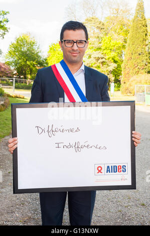 Aulnay-sous-Bois, Frankreich, AIDS NGO ADJUTANTEN, französischer Politiker, Mann hält Protest Zeichen gegen Diskriminierung, dem Internationalen Tag gegen Homophobie, an Mairie du Sevran, maire Stockfoto